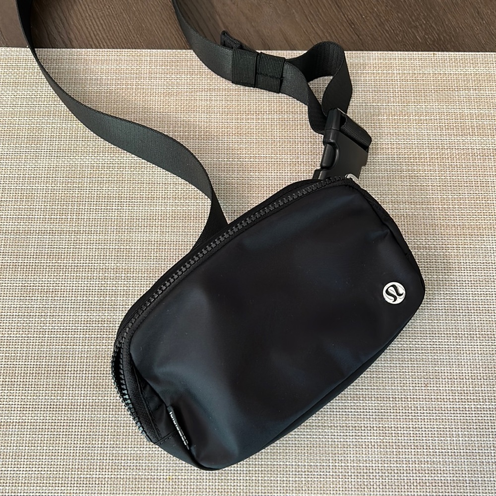 Lululemon everywhere belt bag